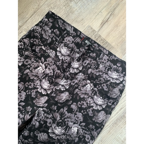 UO BDG : blacked out floral print jeans - Picture 2 of 11